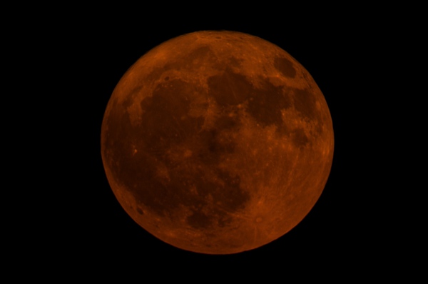 Lune rousse à 3,6° de l'horizon